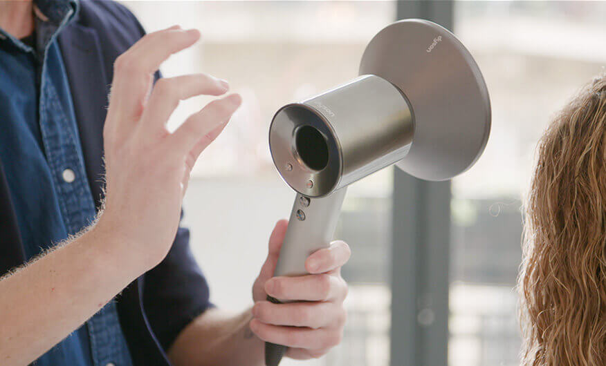 Le sèche-cheveux Dyson Supersonic Edition Professionnelle est conçu pour être équilibré et pour une prise en main confortable.