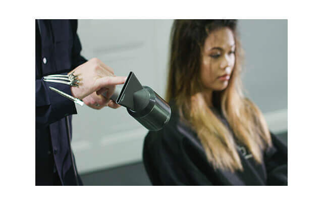 L'embout plus large et l'ouverture plus fine concentrent le flux d'air pour un coiffage précis.