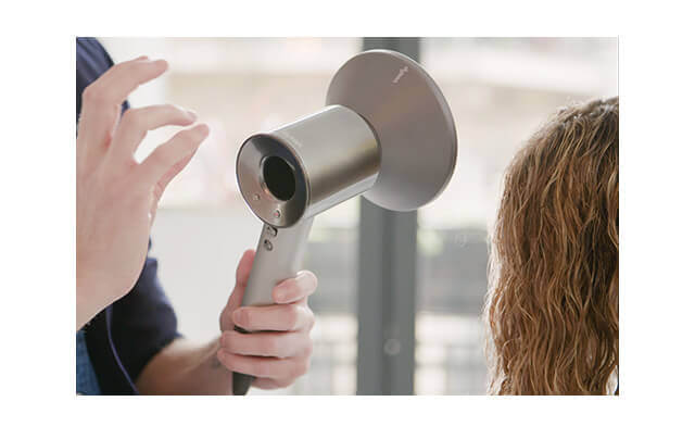 Le sèche-cheveux Dyson Supersonic Edition Professionnelle est conçu pour être équilibré et pour une prise en main confortable.