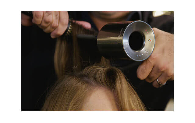 Le moteur Dyson V9 et la technologie Air Multiplier™ génèrent un séchage rapide.